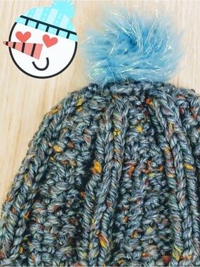 Cozy Speckled Gray Knit Pom Beanie - Light Blue Faux Fur Pom